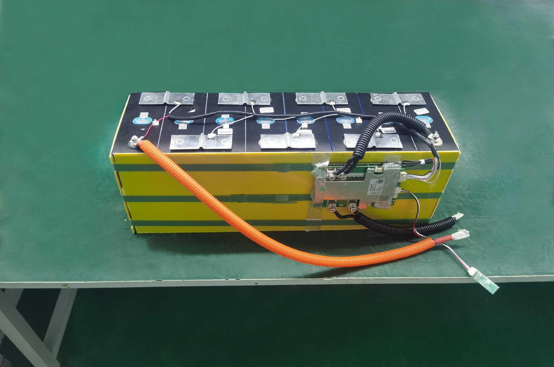 LFP Solar Battery Pack Rechargeable Deep Cycle BMS 12.8V 200Ah Lithium Ion Energy Storage